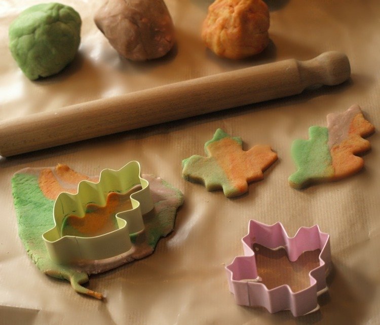 Vytvorte listy so slaným cestom a vykrajovátkami