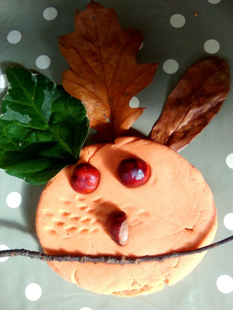 Vytvorte tvár soľným cestom, gaštanmi a listami