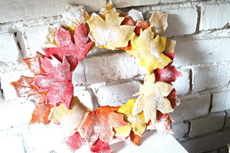 Pekný jesenný veniec vo vintage vzhľade na stenu