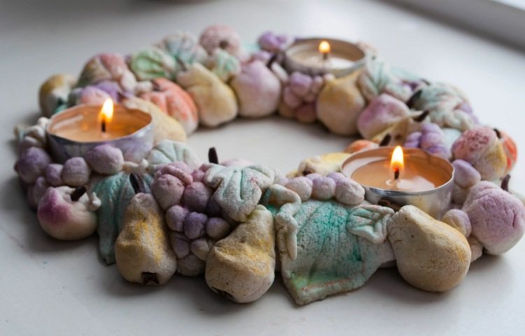 Kreatívny jesenný veniec na stôl s čajovými svetlami a ovocím pre domácich majstrov