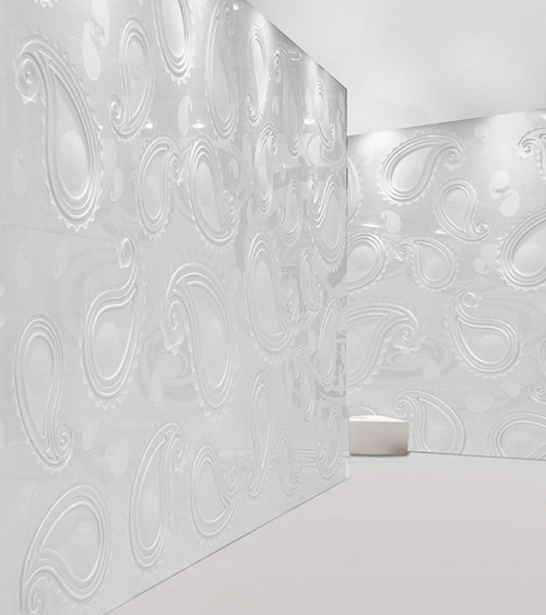 Reliéfna dlažba-biela stena