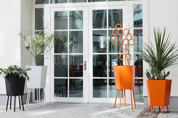 Detské farebné kvetináče Arik-Levy zdobia vchod do domu