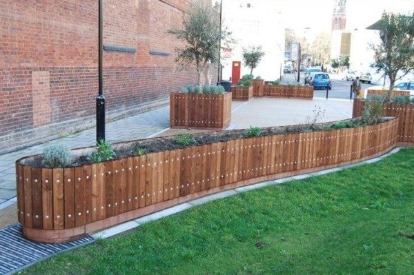 ŠVÝCARSKO- drevené kvetinové kvetináče s integrovaným plotom