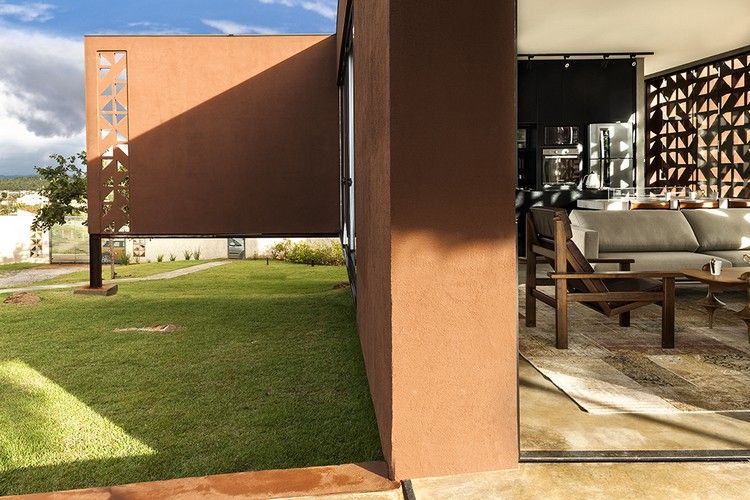 dekoratívna-fasáda-dizajn-dom-vchod-masívna-fasáda