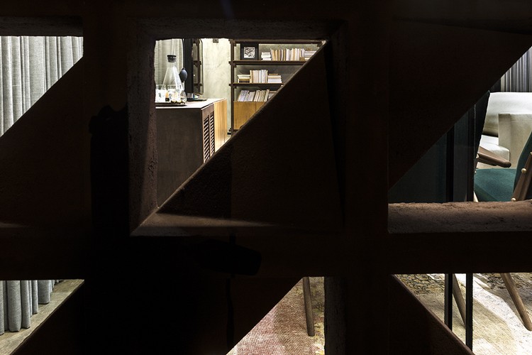 dekoratívny-fasádny-dizajn-dierované-tehly-pohľad-interiér