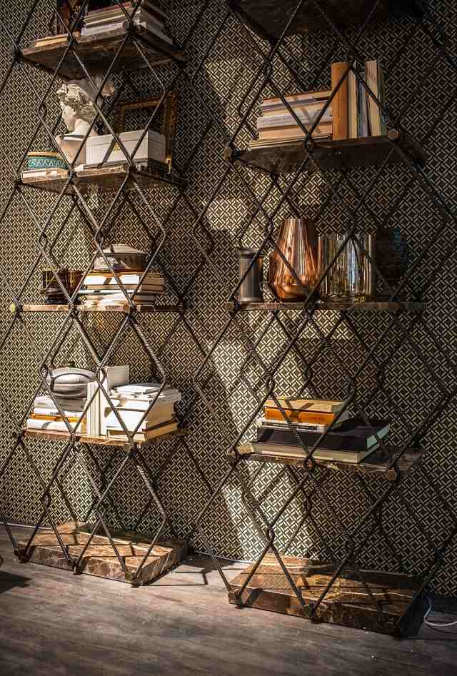 dekoratívne-stena-vzor-geometrický-tvar-kov-polica-drevené-panely