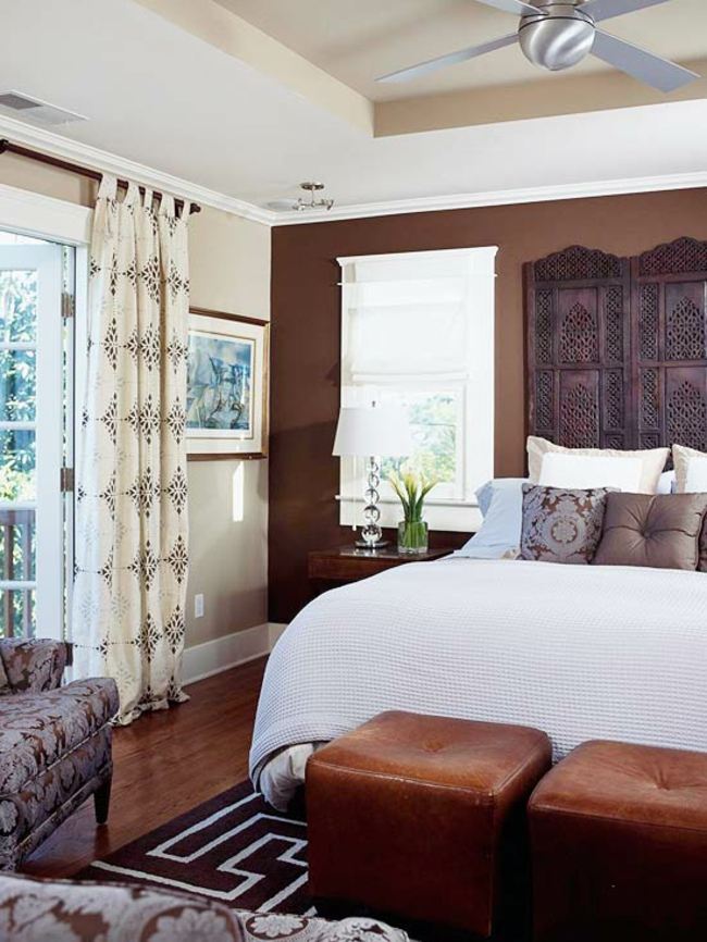 spálňa hnedej farby béžová stena kožený pouf do spálne tmavohnedej farby