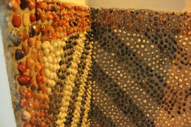 Mozaika-stena-ozdobne-kamene-svetle farby