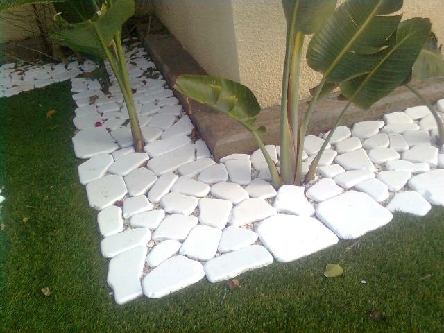 biele dekoratívne kamene do záhrady