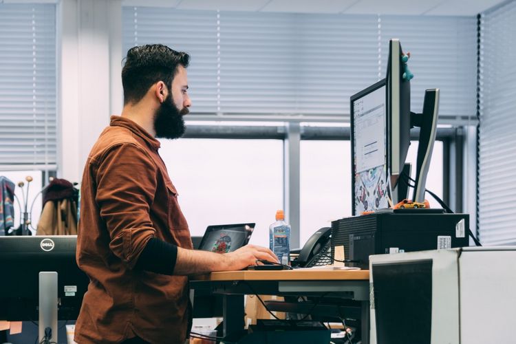 Ergonomicky usporiadané pracovisko so stolom na sedenie