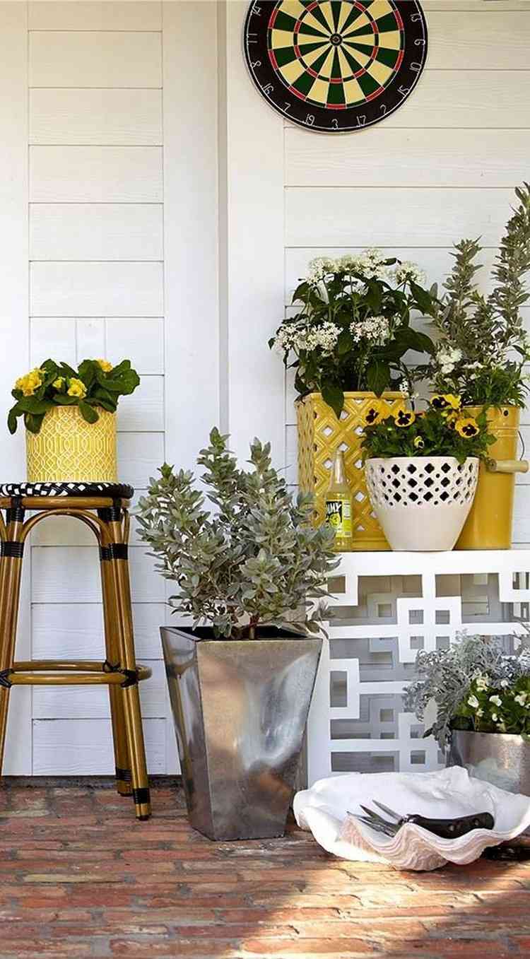 Nápady na dekoráciu so žltými akcentmi pre vstupný priestor v lete