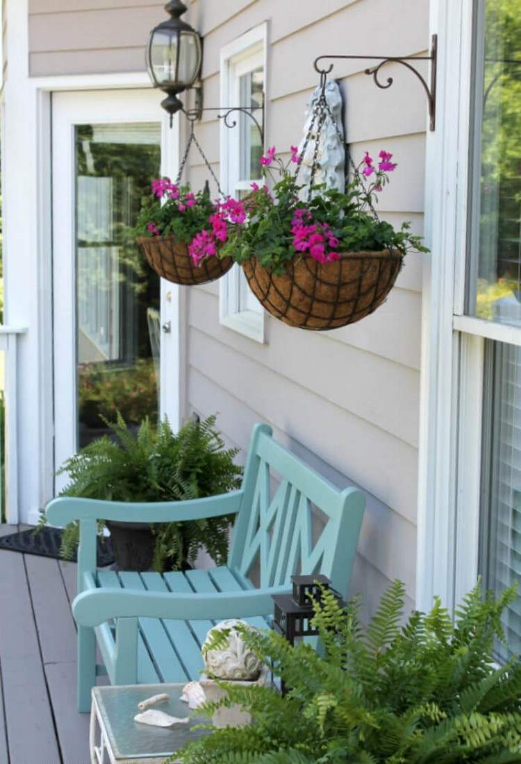 Letná dekorácia pre vchod do domu Papradie na podlahu a závesné závesné koše s letnými kvetmi