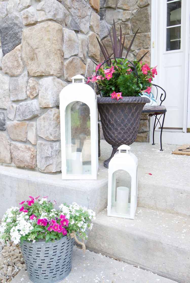 V lete ozdobte schody pred vchodovými dverami kvetmi a lampášmi