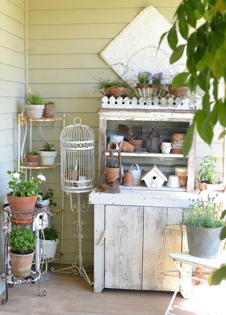 Ošumelá elegantná dekorácia do vonkajších vstupných priestorov v letnom štýle