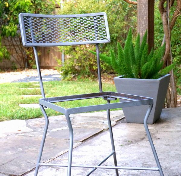 Farebne farbená stolička farbená sprejom Nápady na jeseň Osvieženie vonkajšej dekorácie