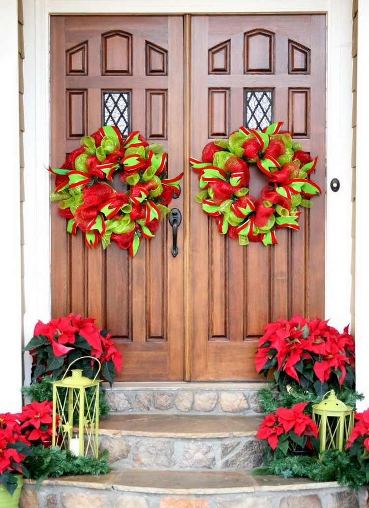 klasická vianočná výzdoba vchod do domu červené zelené vence vianočná hviezda