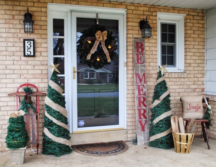 vchod do domu vianočné ozdoby jedľový veniec na dvere