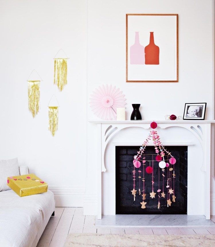 Vyrobte si roztomilé mobily z perníkov a ozdobte krb vianočné zdobenie-krb-minimalistický-interiér-krb-biela-mobil-perník