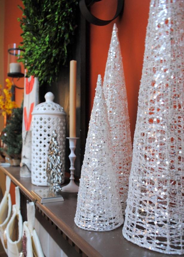 nápad na vianočnú výzdobu krb s trblietavými umelými vianočnými stromčekmi vianočná ozdoba krb trblietavé umelé vianočné stromčeky