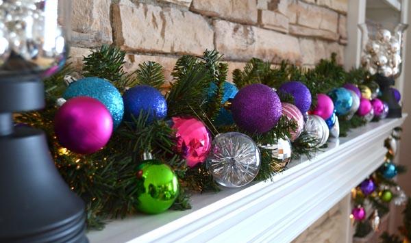 krbová rímsa vianočná výzdoba stromové gule rozprávkové svetlá konáre krbová rímsa na vianočné ozdoby ozdoby rozprávkové svetlá ratolesti