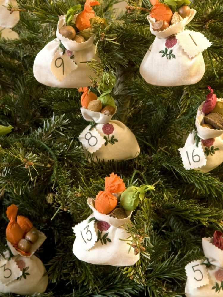 Ozdobte jedľu adventným kalendárom ozdobte na vianočný adventný kalendár drôtené tašky jedle