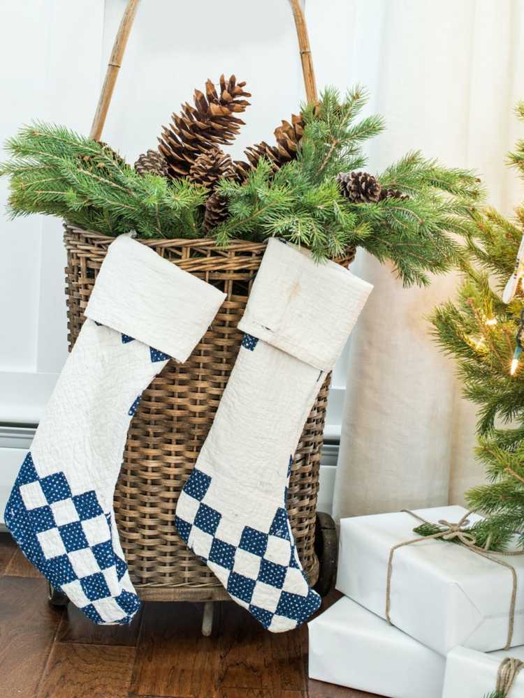 Vianočný nápad na zavesenie ponožiek na Vianoce ozdobte ponožky nápad košík zelené šišky