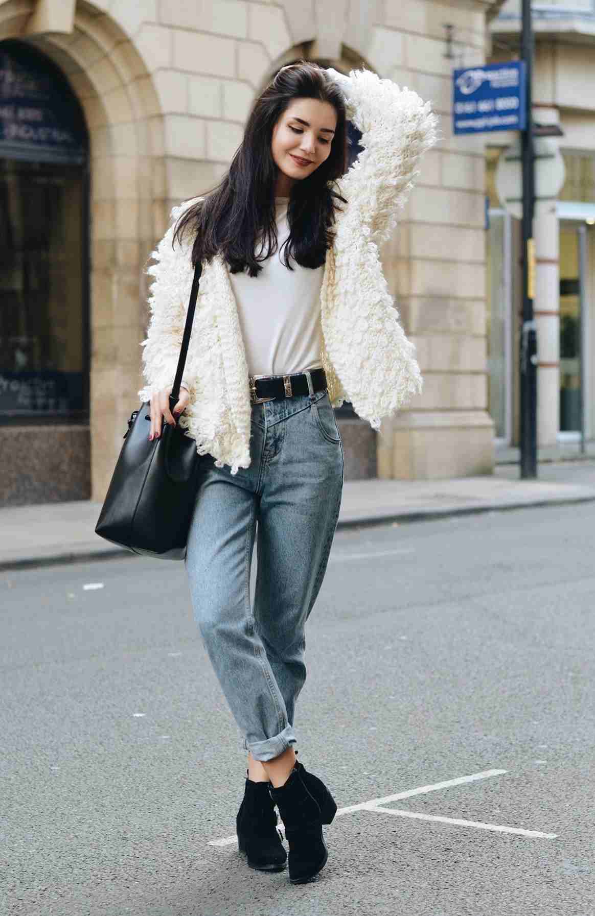 Džínsy Mom kombinujú zimné členkové topánky béžová bunda módne trendy ženy 2019