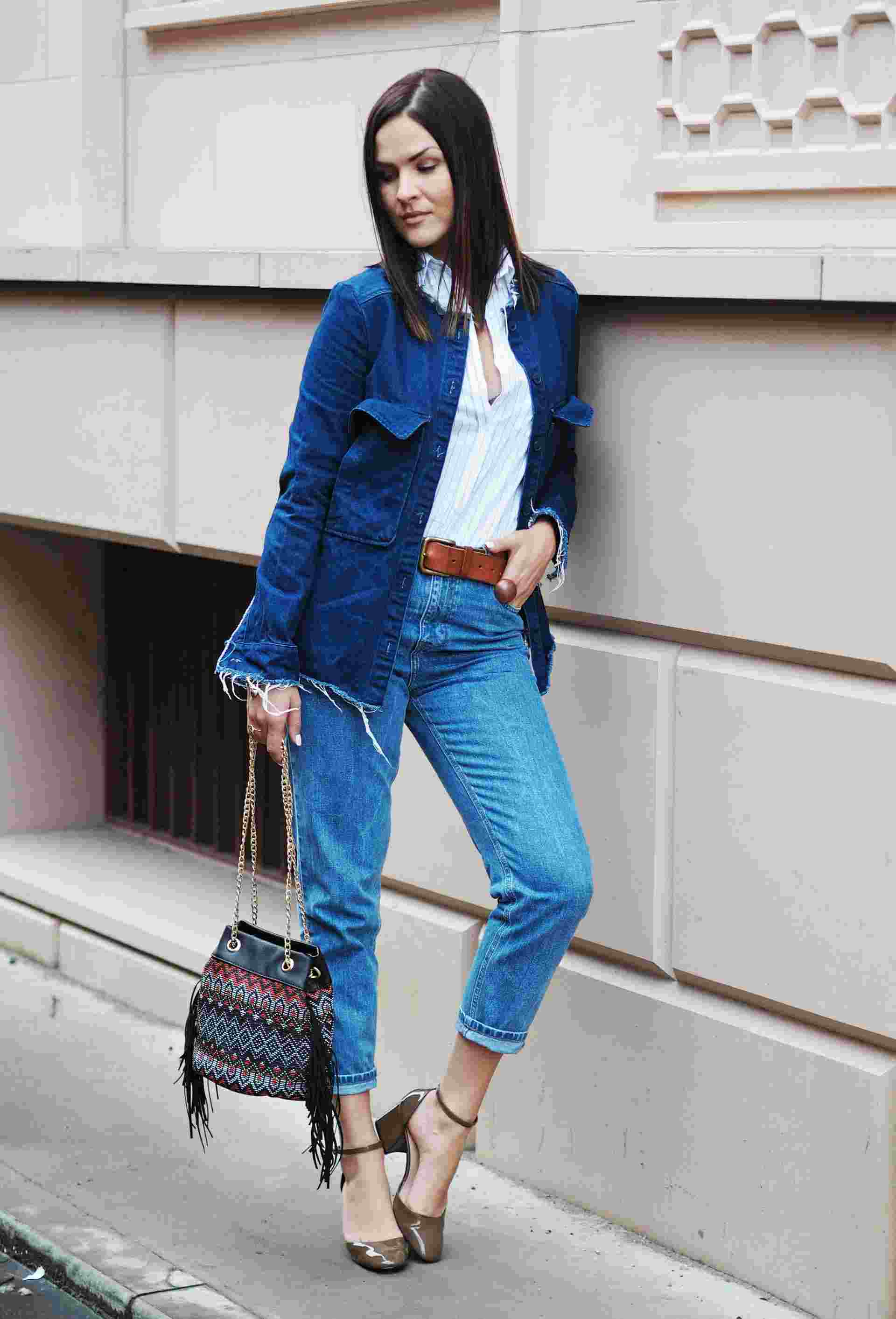 Džínsy Mom kombinujú košeľovú rifľovú bundu nadrozmerných najnovších módnych trendov žien