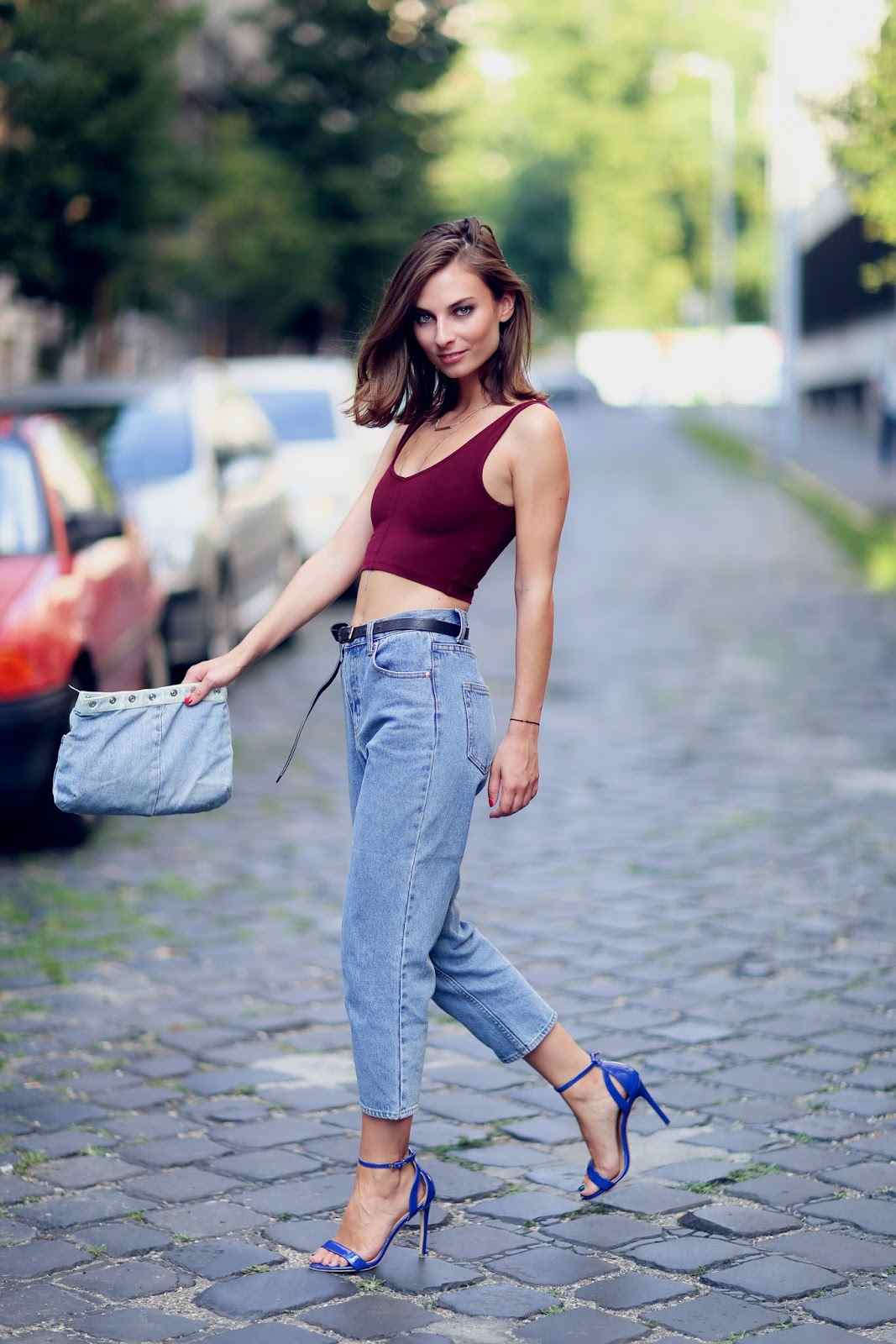 Džínsy Mom kombinujú crop top letné módne trendy 2019 sandále modrej farby