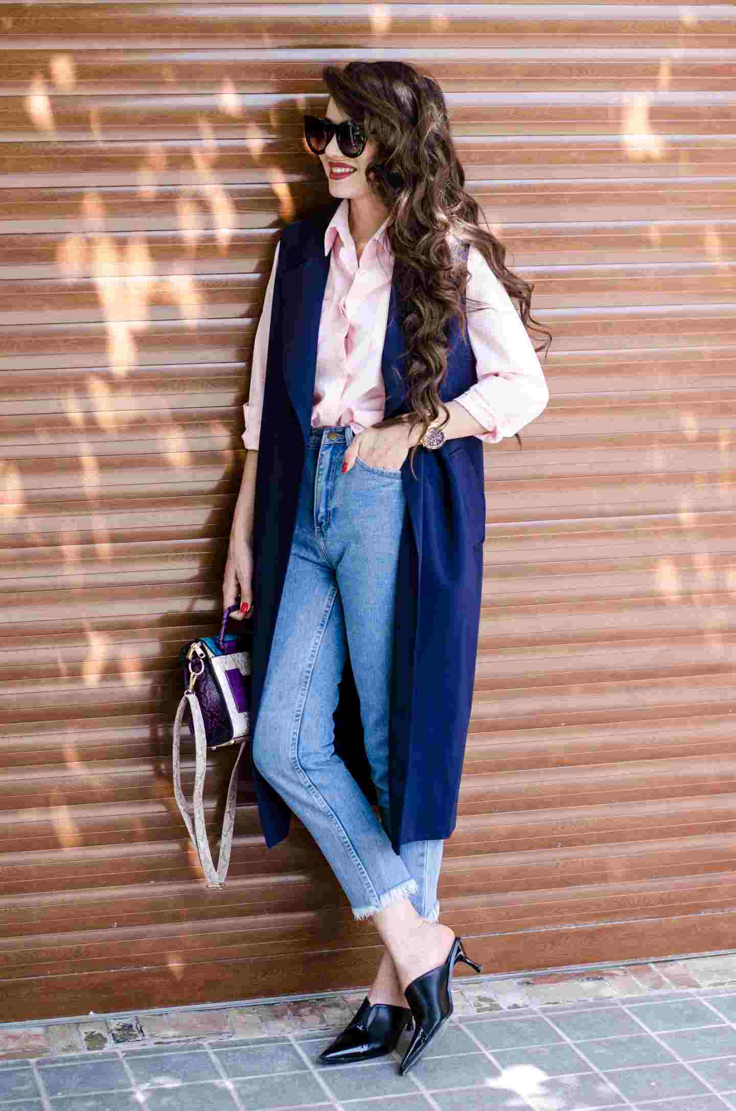 Džínsy Mom kombinujú elegantnú ružovú košeľu s dlhou vestou a módnymi trendmi pre ženy roku 2019