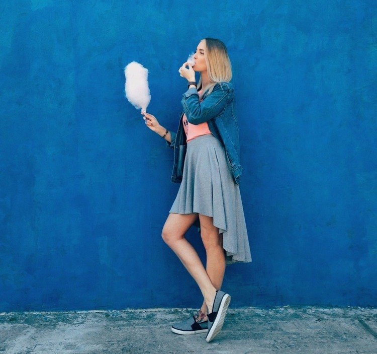 Každodenné oblečenie na leto a jeseň so sukňou, rifľovou košeľou a tričkom