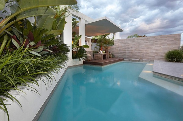 moderný dizajn patio v záhrade s posedením