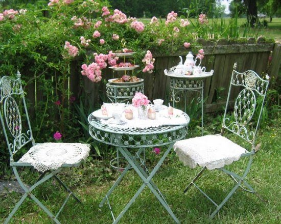 Zasnený záhradný záhradný kovový nábytok v bielej farbe