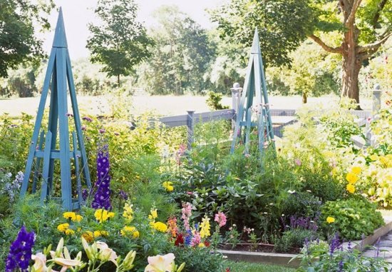 Konštrukcie v záhrade-pridať pomocné ruže na lezenie