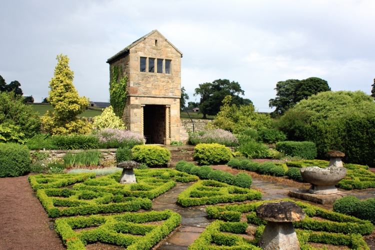 záhradný dizajn-nápady-formálna-kniha-strom-vždyzelené kríky