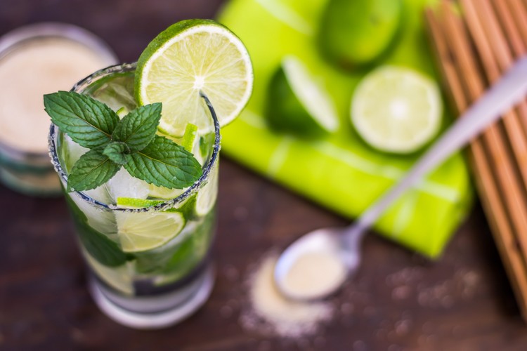 mojito koktail čerstvý mätový cukor plátok limetky