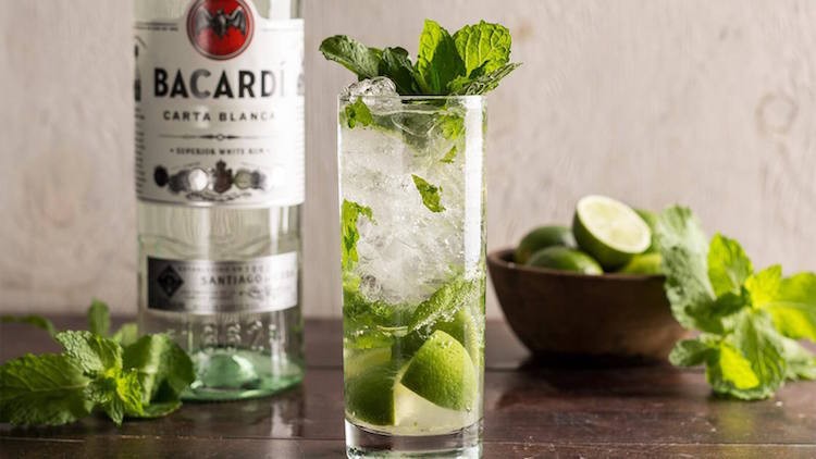 Pripravte si ingrediencie tipov na bacardi mojito