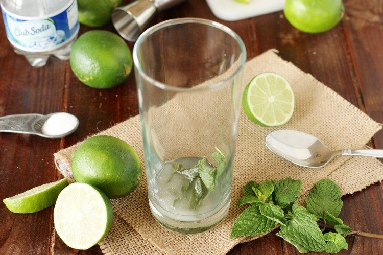 Krok za krokom pripravte mojito kokteil, mätu z limetkovej šťavy