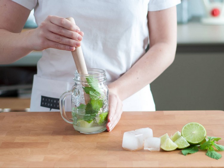 Pokyny na recept na kokteil Mojito zľahka stlačte paličkou