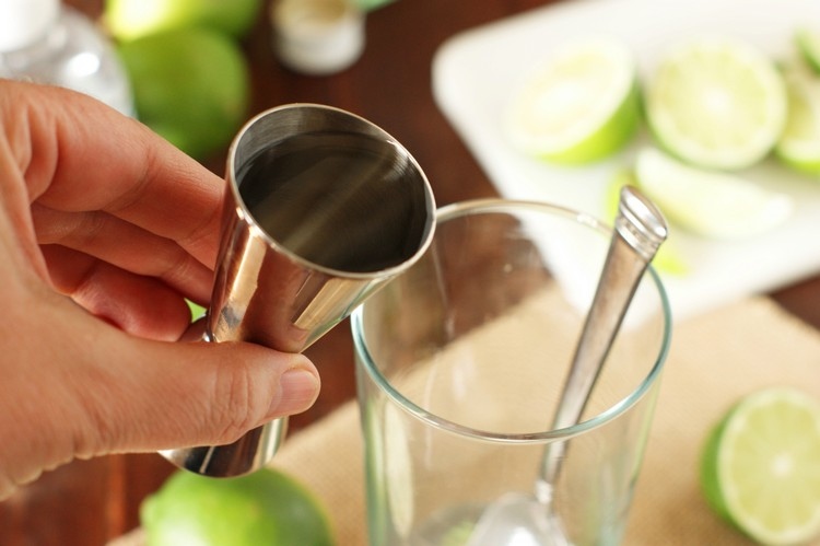 Pripravte si mojito kokteil, postupne pridajte biely rum