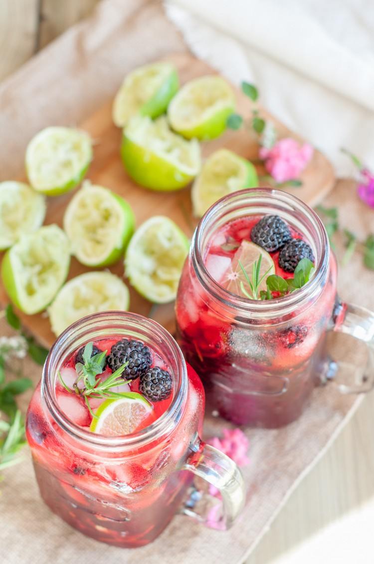 variácie mojito koktejlov černice rozmarín