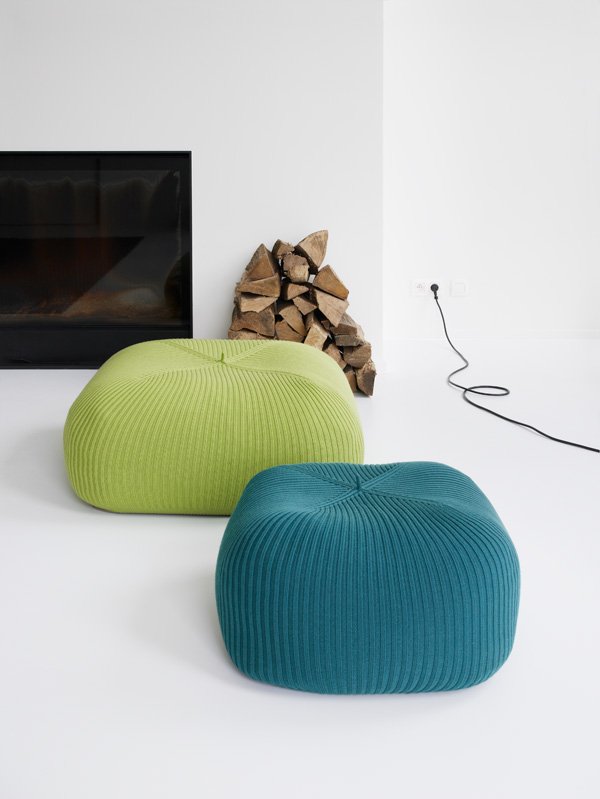 farebné pufy sedenie krb zariadenie obývačky