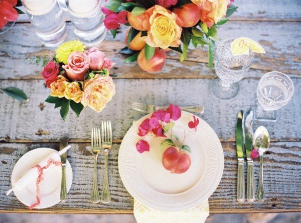 stôl správne pokrývať broskyňové farby kvety formálne prestieranie broskyňové farby kvety formálne