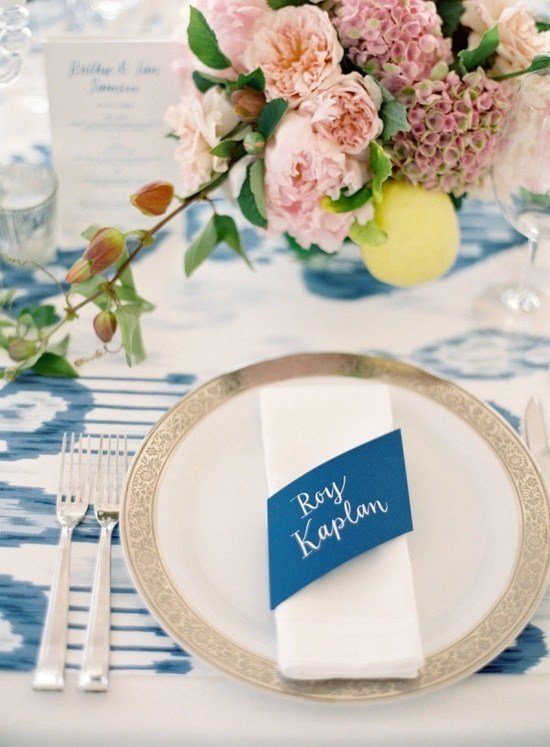 nastavte stôl príborov miesto na servírovanie stôl správne prikryte príborom miesto na servírovanie