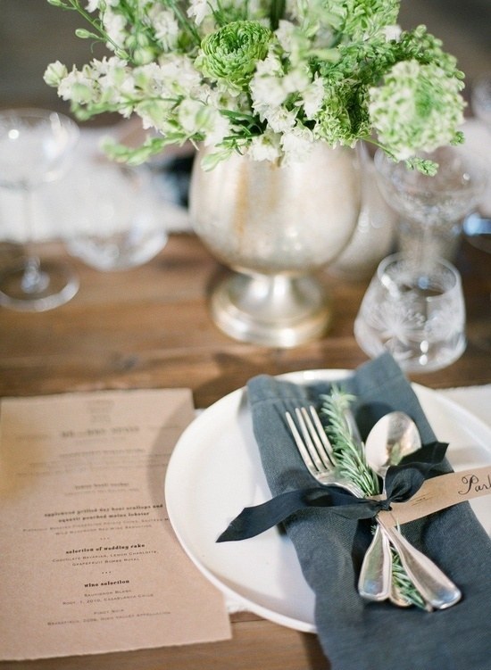 prikrývka na stôl príbor slučka štítok na kravatu štítok stôl správne zakryť príbor pútko štítok kravata štítok