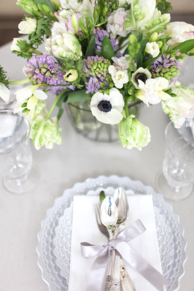 stôl vpravo sada príborov tanier fialová stuha