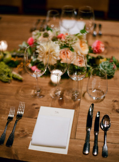 nápady na výzdobu stola aranžovanie poháre na príbory stôl správne pokrývať aranžmán poháre príbory