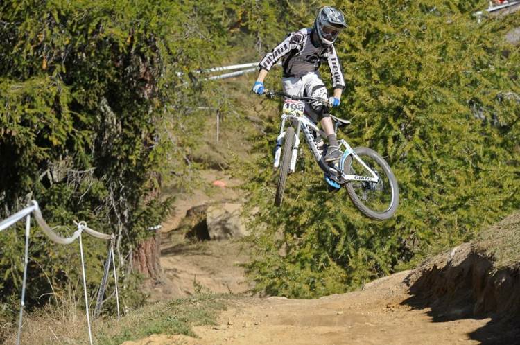 zjazdový park bellwald švajčiarsko priehradové drevené mosty