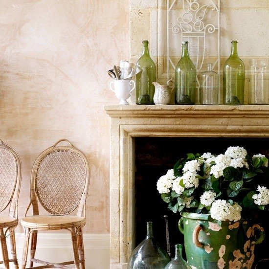 nepoužívaný krb obývacia izba zelené biele sklenené fľaše kvety urna