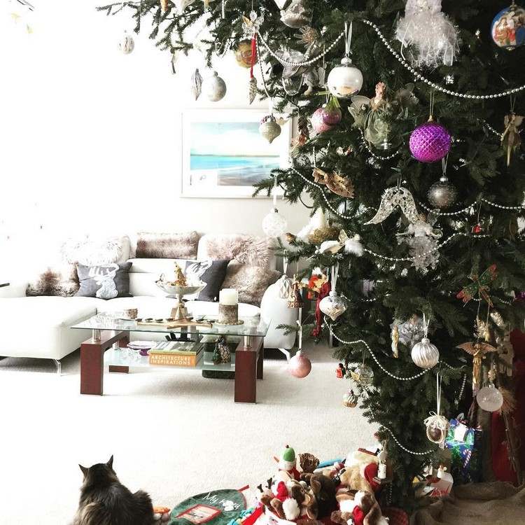 Vianočný stromček nápadne zdobený obývačka obrátená